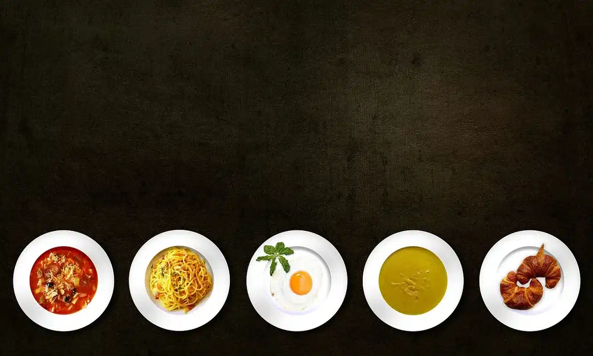 Mixage de la soupe dans un robot culinaire pour obtenir une texture lisse et homogène.