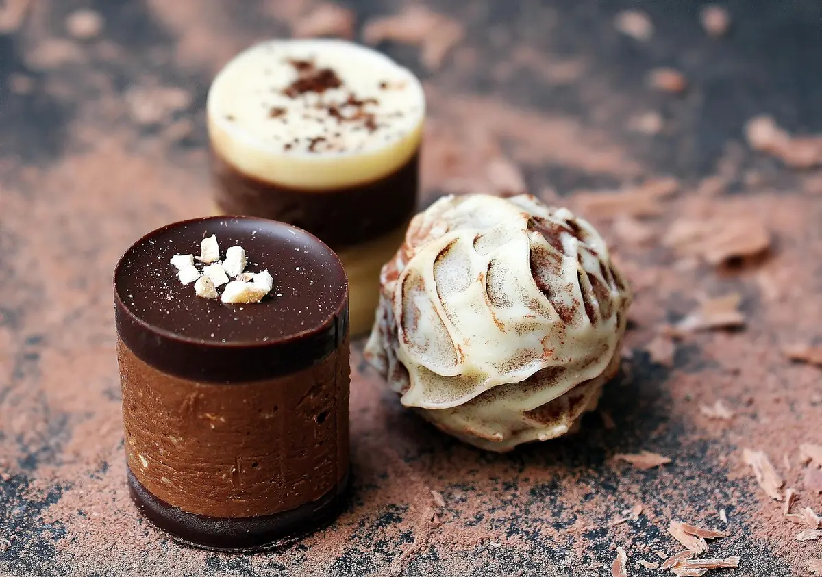 Bol d’avoine et cuillère avec cacao et beurre de cacahuète prêts à être mélangés