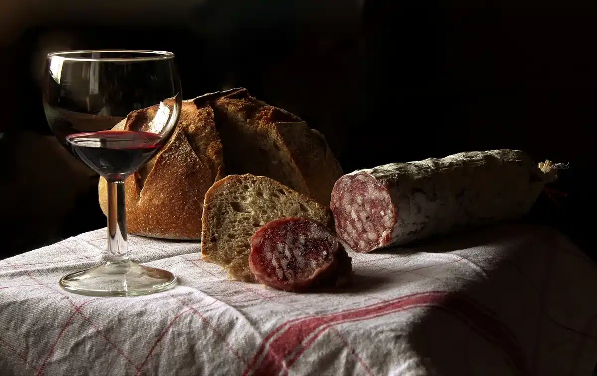 Tranches de pain passant au grille-pain pour retrouver le croustillant