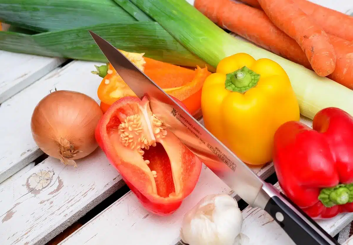 Quatre petits rougets entiers avec tomates et oignons prêts à être préparés