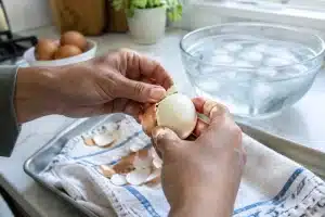 Écaler des œufs durs sans les abîmer, méthode utilisée par des chefs