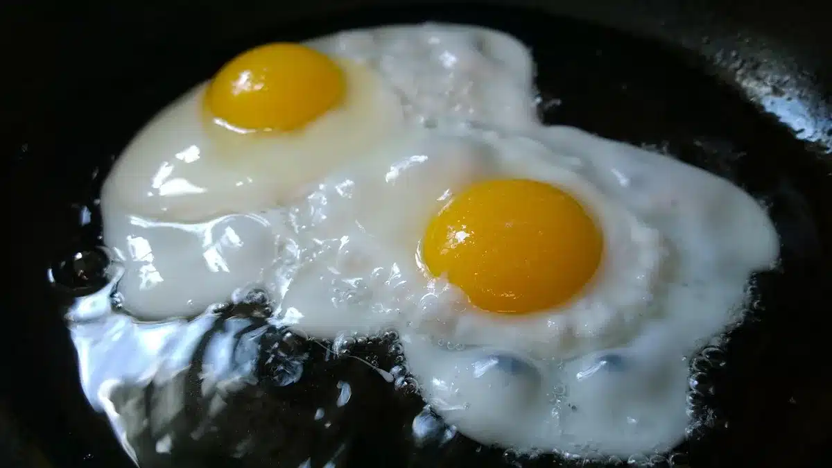 Escalopes dorées dans une poêle avec oignons et champignons