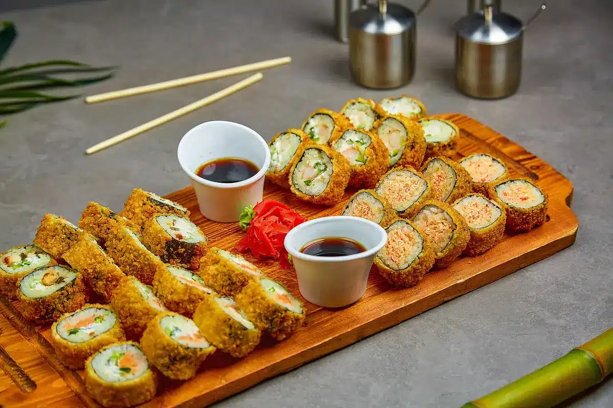 Escalopes nappées d'une sauce crémeuse dans une poêle, table en bois et lumière du jour