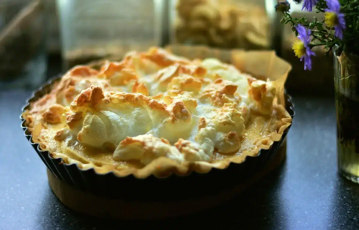 Étaler la préparation d'avoine dans un moule à tarte