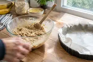 Faire un fond de tarte sans matières grasses grâce à l'avoine et à la compote
