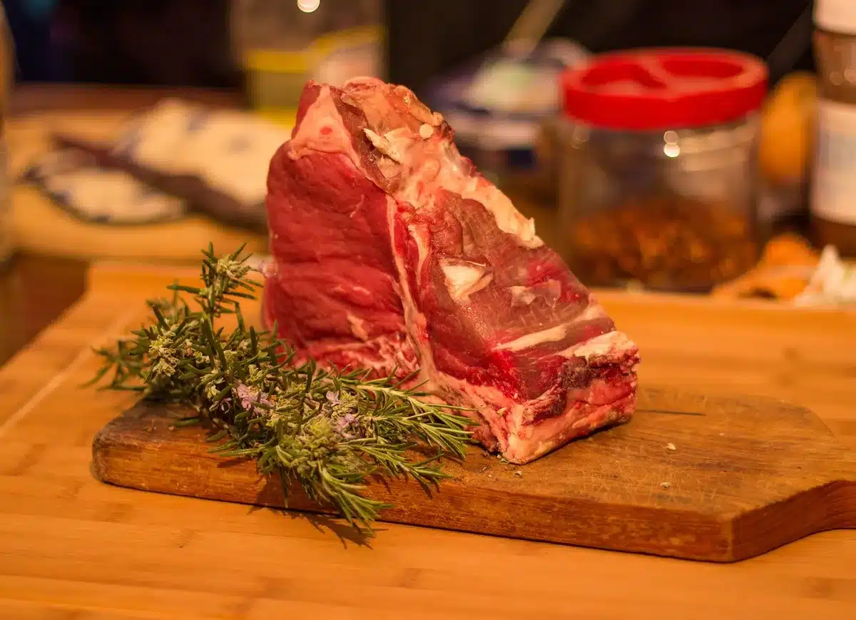Coupe de bœuf marbrée montrée en gros plan sur une planche