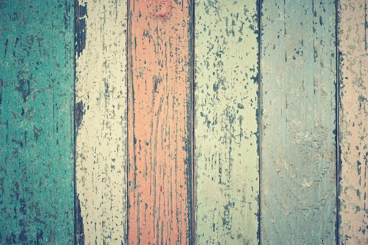 Planche de boucherie avec morceaux rustiques près d'une fenêtre en plein jour