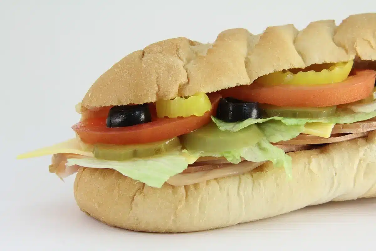 Pita ouverte garnie de laitue, rondelles de tomate et croquette chaude