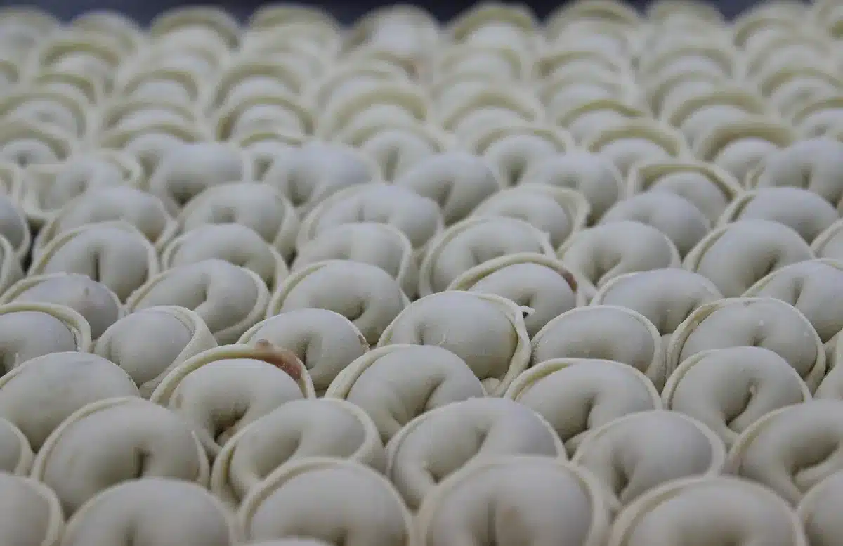Mains dans une boîte hermétique mélangeant une pâte à tarte à la lumière du jour