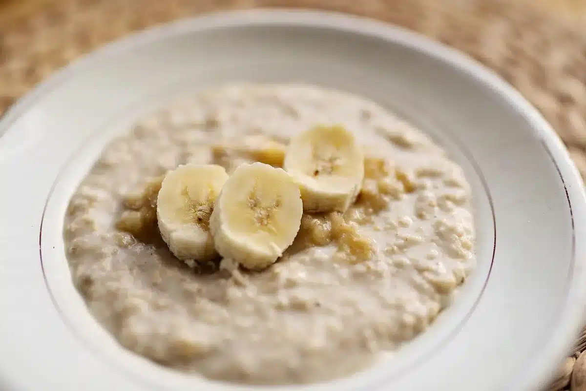 Tranches de banane verte dorant dans une poêle