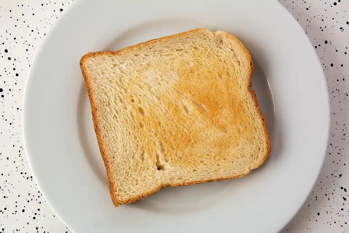 Assiette avec tranches de pain de campagne et petite salade verte
