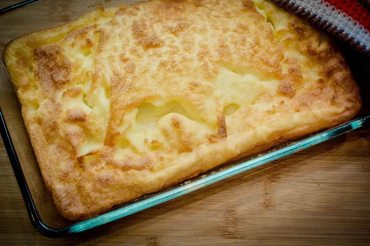 Verser de l'eau très chaude sur un cobbler dans un plat avant cuisson