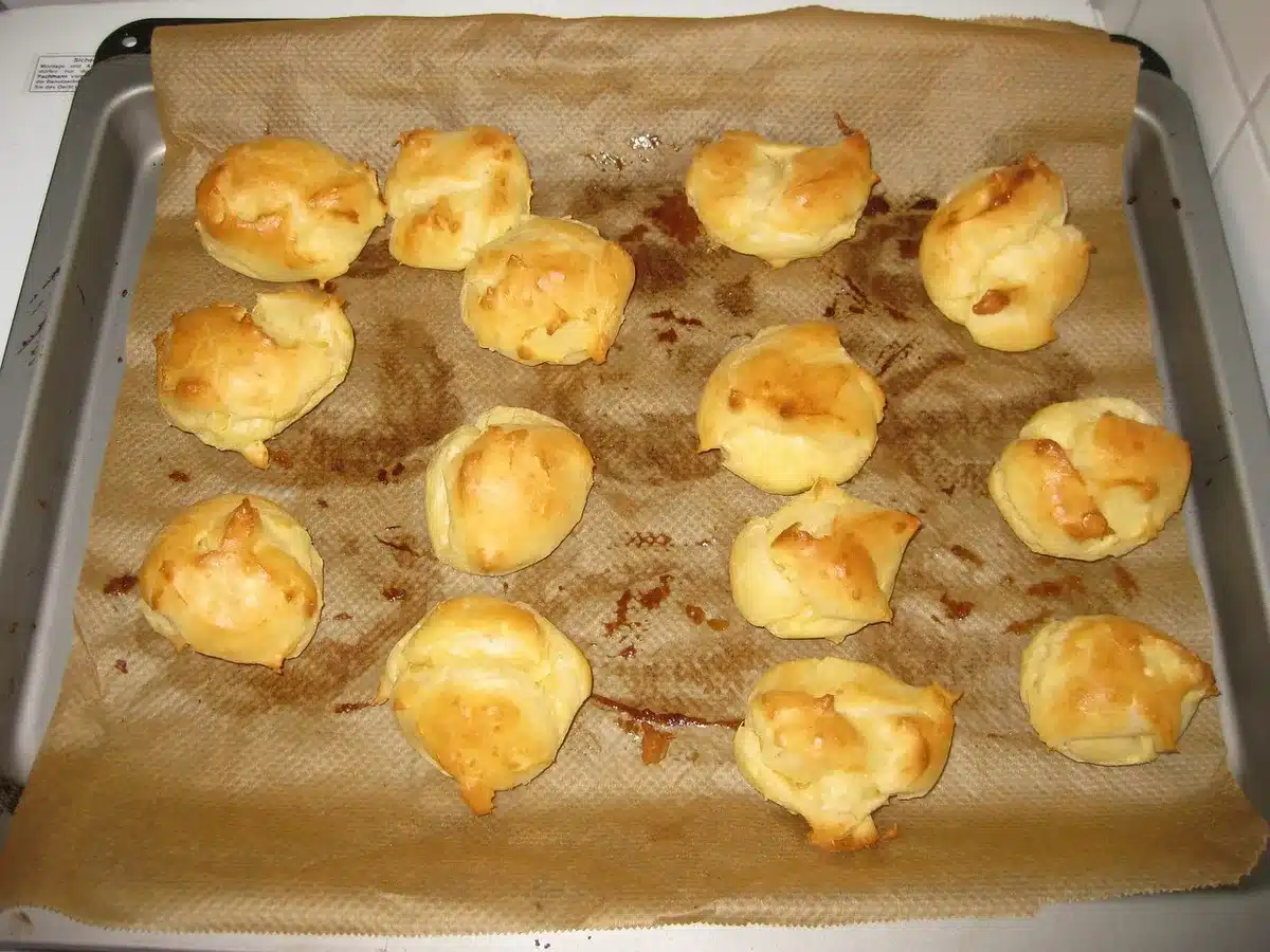 Préparation de la pâte à choux avec casserole et spatule près d'une fenêtre