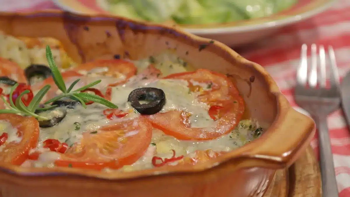 Frittata dorée dans un moule à manqué sortie du four