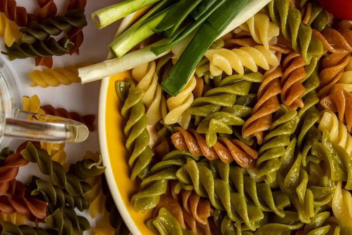 Ingrédients disposés : penne, crème, gruyère et cerneaux de noix