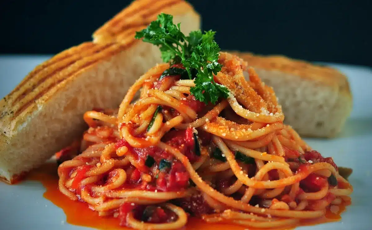 Assiette de pâtes crémeuses garnie de cerneaux de noix et de persil