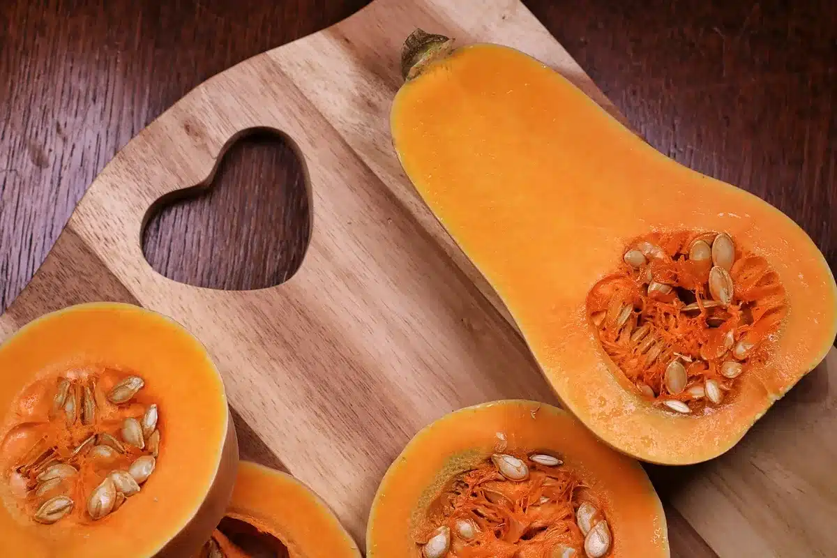 Ingrédients disposés : protéines de soja texturées, carottes, courgettes et poivron