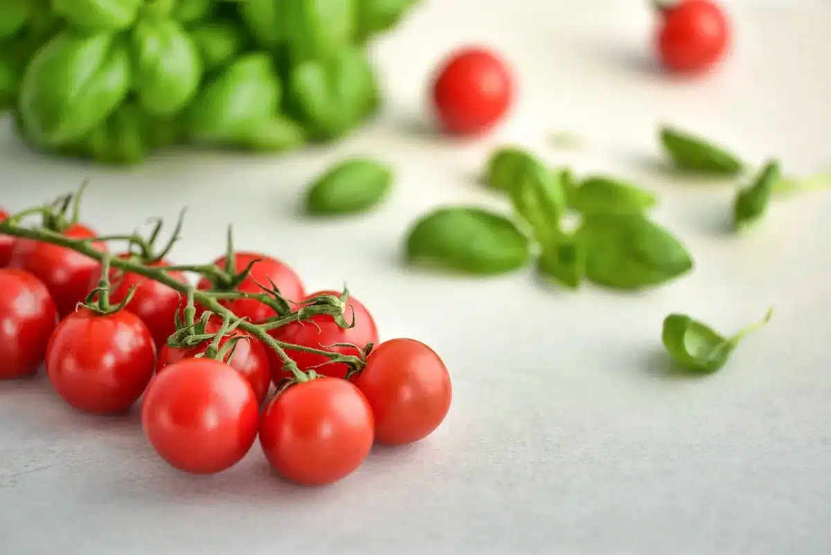 Tomates cerises marinées dans un bol avec huile d'olive et épices