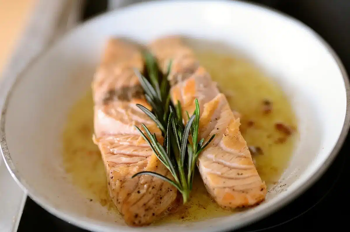 Pavé de saumon doré à la poêle à côté d'épinards sautés à l'ail
