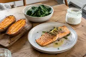 Recette de saumon accompagné de patate douce rôtie, d'épinards et de sauce au yaourt