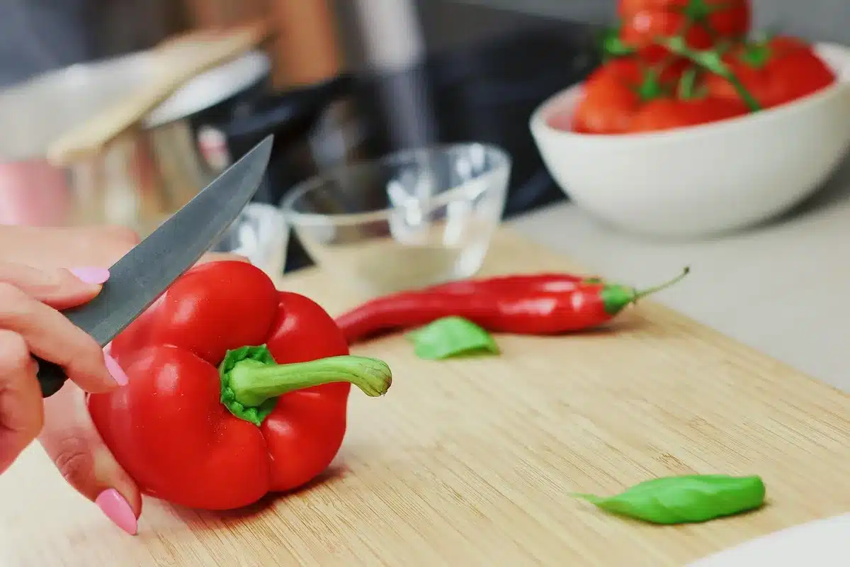 Oignon rouge haché et dés de poivron rouge prêts à cuire