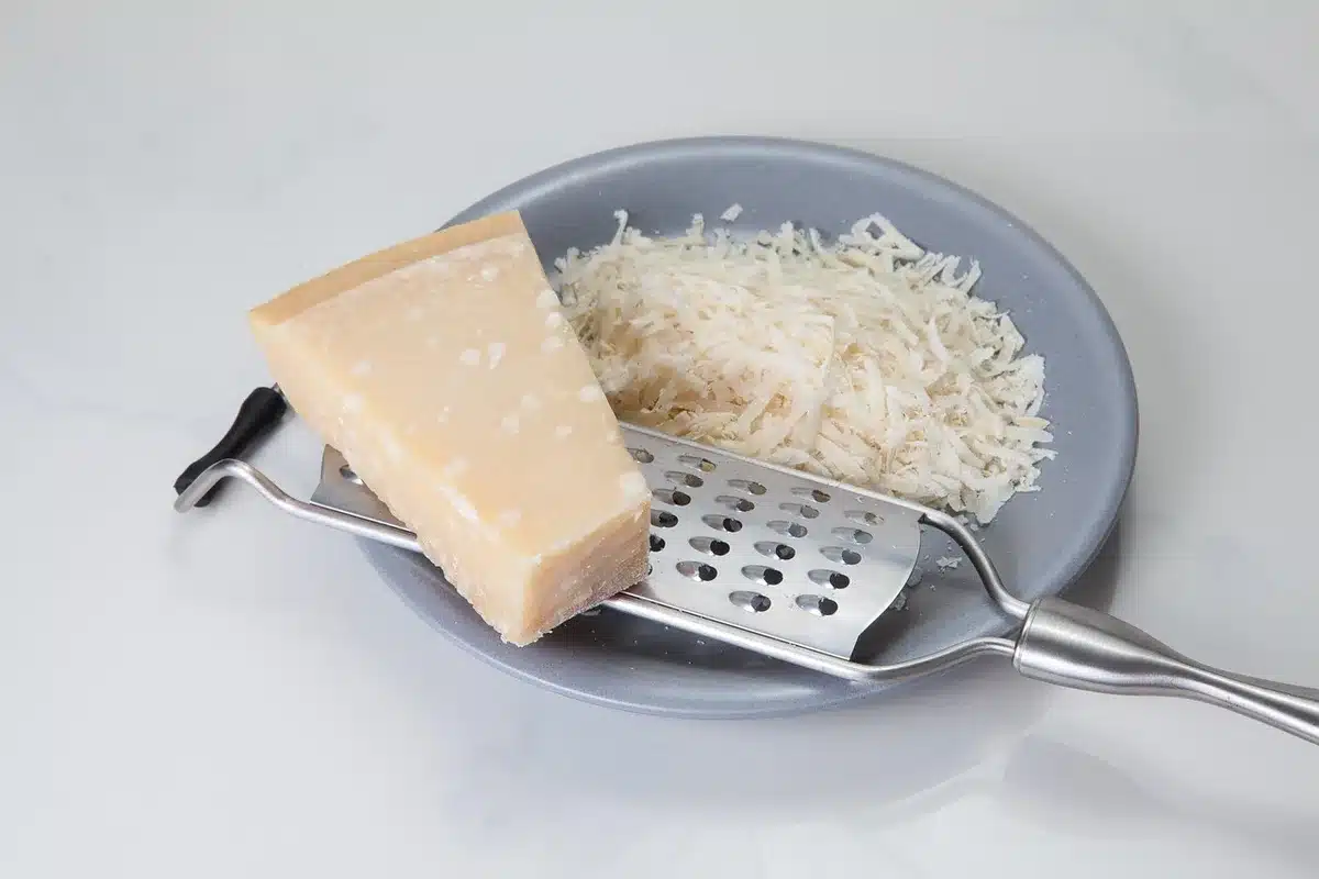 Maïs soufflé mélangé au beurre, romarin et parmesan