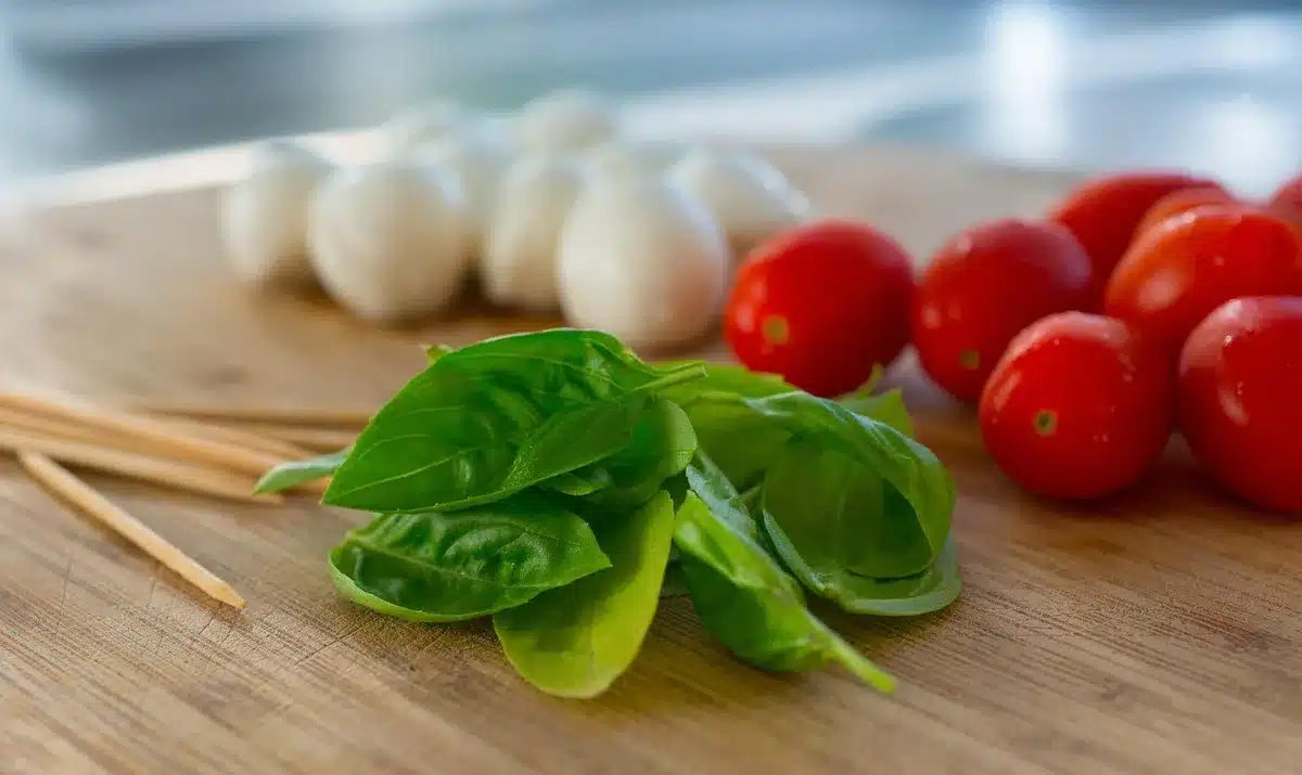 Ingrédients disposés : pâte feuilletée, tomates, courgette, mozzarella et pesto