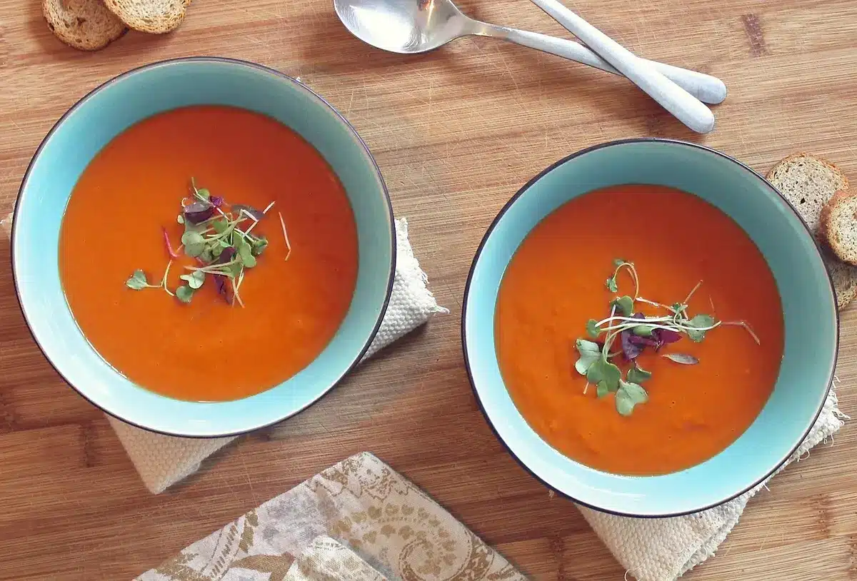 Bol de concentré de tomates et huile d'olive mélangés avec une cuillère