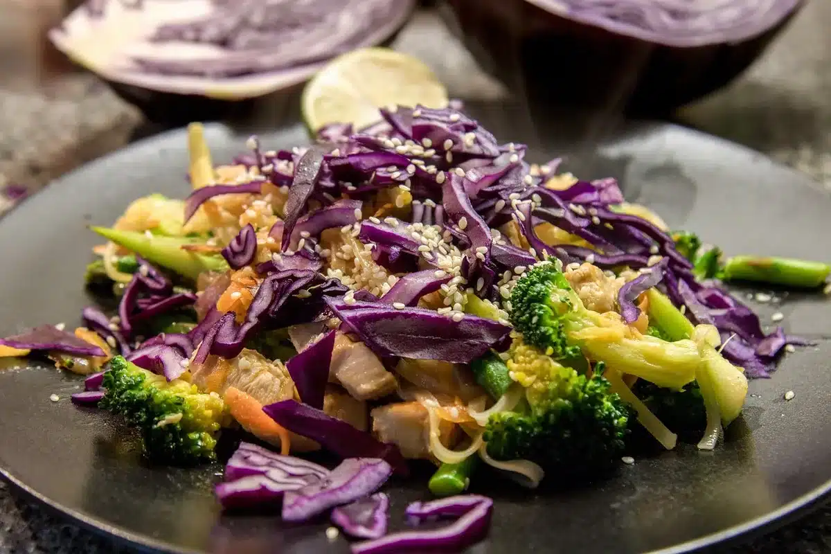 Wok en action avec légumes sautés à feu vif