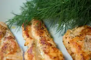 Étals de poisson avec filets blancs sur glace dans un marché en plein jour