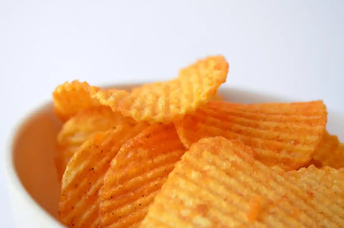 Pommes de terre dorées et croustillantes dans une poêle